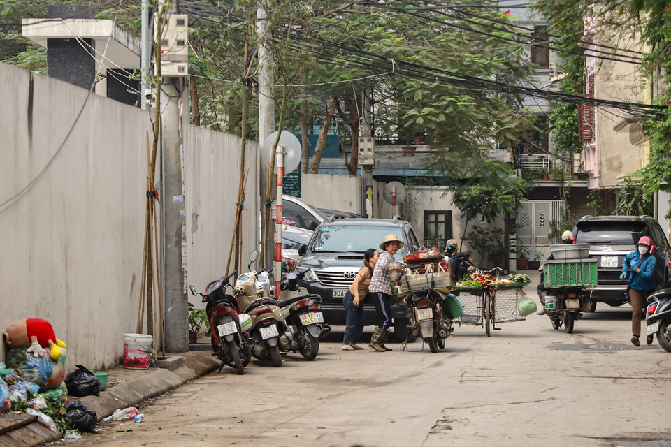 Khu vực chợ cóc trên đường Đặng Tiến Đông, chợ Thái Hà thuộc khu vực giáp ranh phường Trung Liệt, Quanh Trung, Ô Chợ Dừa là nơi thường xuyên diễn ra tình trạng lấn chiếm lòng đường, khi có sự xuất hiện của lực lượng chức năng thì người dân ‘khăn gói’ di chuyển sang địa điểm khác. (Ảnh: Hoài Nam/Vietnam+)