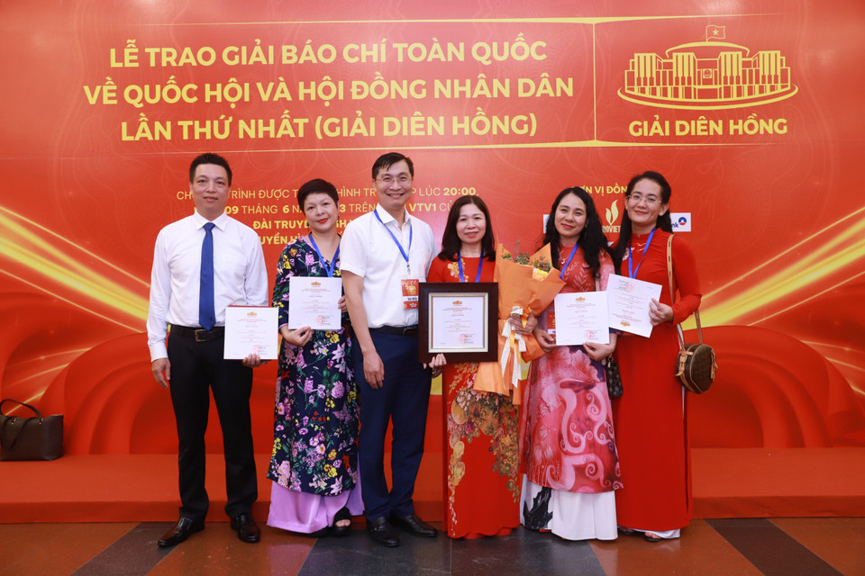 Lãnh đạo Báo Điện tử VietnamPlus chụp ảnh lưu niệm cùng nhóm tác giả đạt giải của báo. (Ảnh: Hoài Nam/Vietnam+)