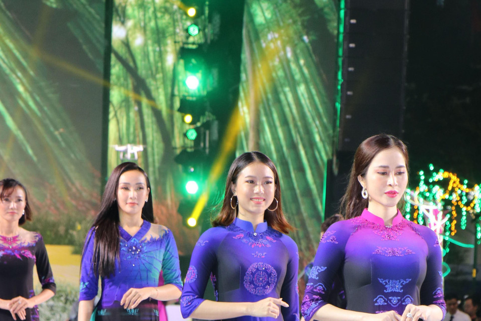 Các người mẫu trình diễn áo dài trong đêm khai mạc. (Ảnh: Gia Thuận/TTXVN)