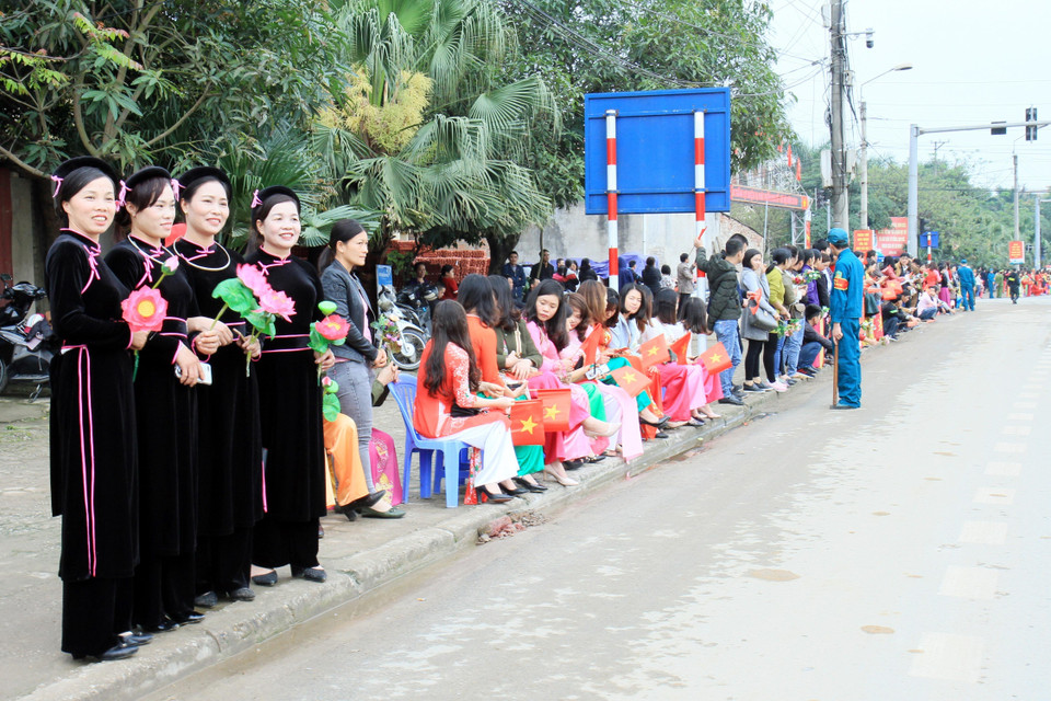 Đồng bào dân tộc Tày rực rỡ trong trang phục truyền thống chờ đón, tiễn Chủ tịch Triều Tiên Kim Jong-un. (Ảnh: Thái Thuần/TTXVN)