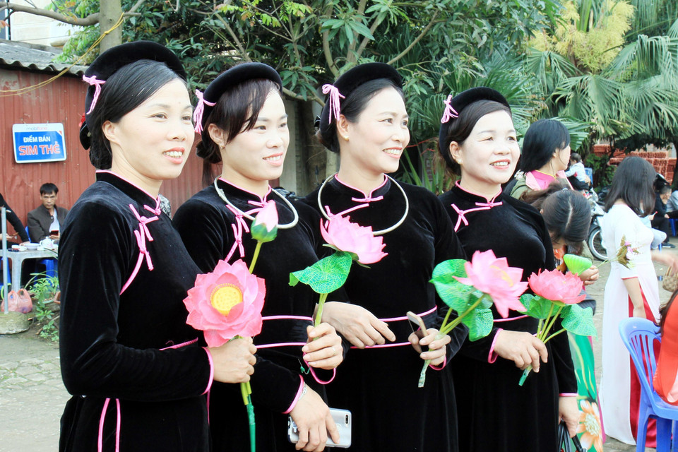 Đồng bào dân tộc Tày rực rỡ trong trang phục truyền thống chờ đón, tiễn Chủ tịch Triều Tiên Kim Jong-un. (Ảnh: Thái Thuần/TTXVN)