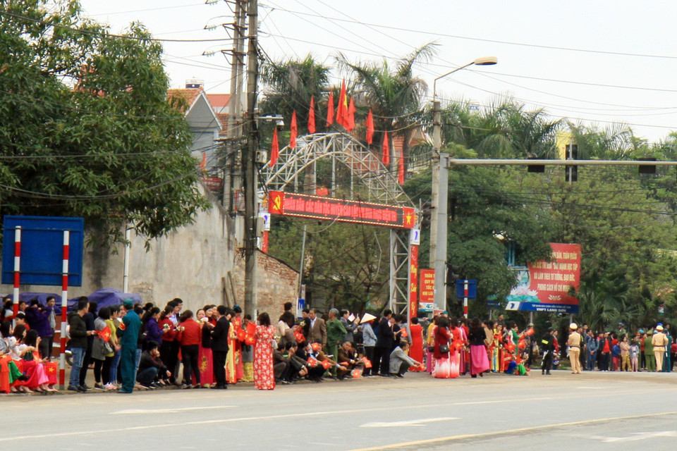 Người dân tập trung tại ngã tư thành phố Lạng Sơn, thị trấn Cao Lộc để chờ đón, tiễn Chủ tịch Triều Tiên Kim Jong-un. (Ảnh: Thái Thuần/TTXVN)