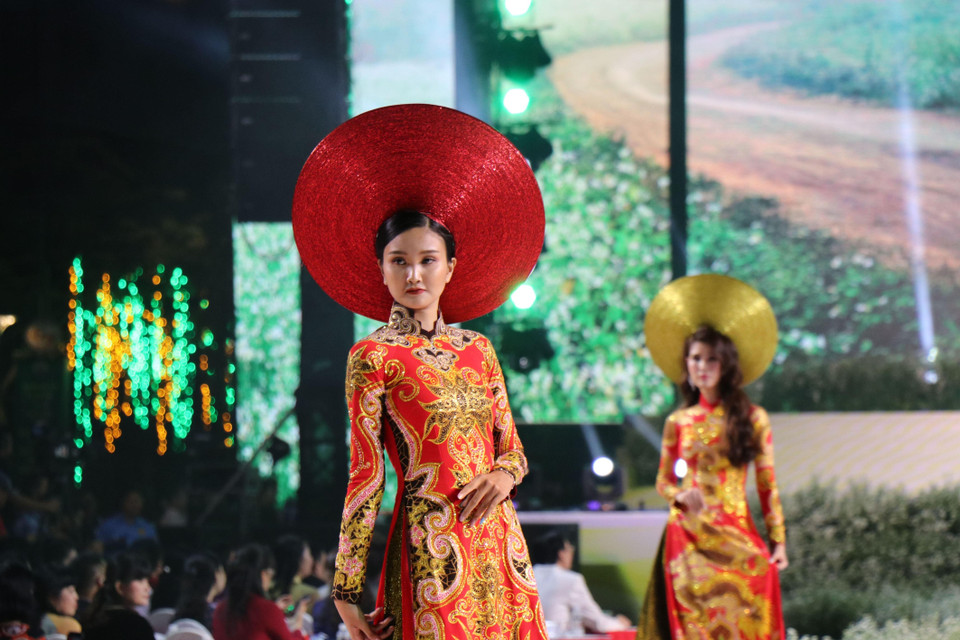 Các người mẫu trình diễn áo dài trong đêm khai mạc. (Ảnh: Gia Thuận/TTXVN)