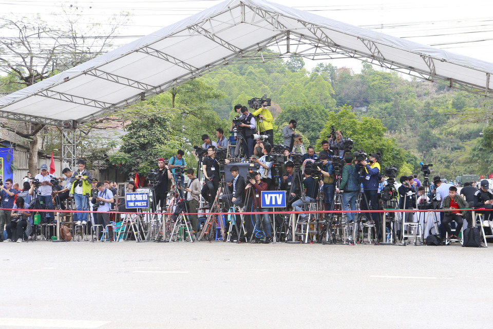 Các phóng viên quốc tế và trong nước cũng đã di chuyển lên Lạng Sơn từ sớm và túc trực trước cửa ga Đồng Đăng để đưa tin Lễ tiễn đoàn Triều Tiên. (Ảnh: Doãn Tấn/TTXVN)