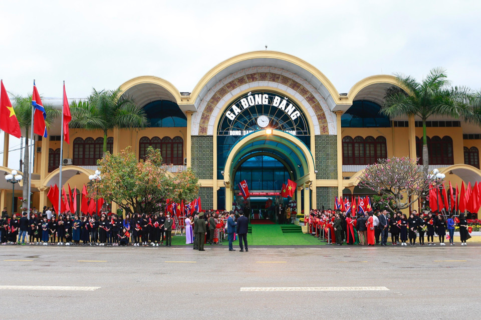 Người dân Lạng Sơn đã tập trung rất đông bên ngoài ga Đồng Đăng để chờ đón, tiễn đoàn Triều Tiên. (Ảnh: Doãn Tấn/TTXVN)