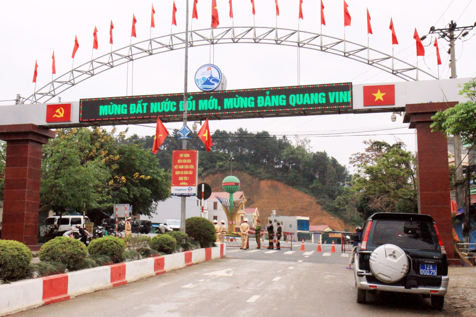 Ngã ba Yên Trạch, thành phố Lạng Sơn được các lực lượng chức năng túc trực, phân luồng đảm bảo an toàn giao thông. (Ảnh: Thái Thuần/TTXVN)