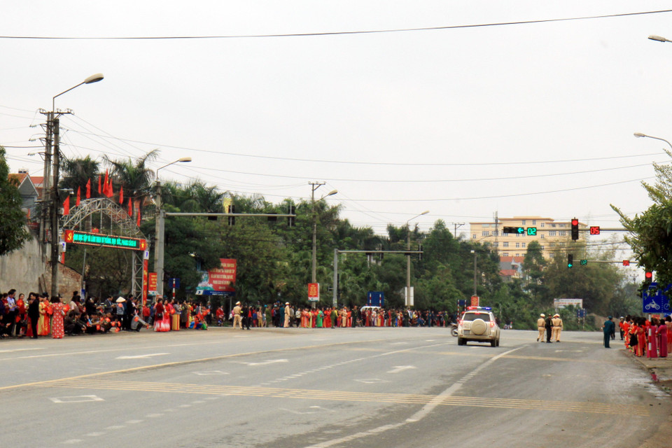 Người dân tập trung tại ngã tư thành phố Lạng Sơn, thị trấn Cao Lộc để chờ đón, tiễn Chủ tịch Triều Tiên Kim Jong-un. (Ảnh: Thái Thuần/TTXVN)