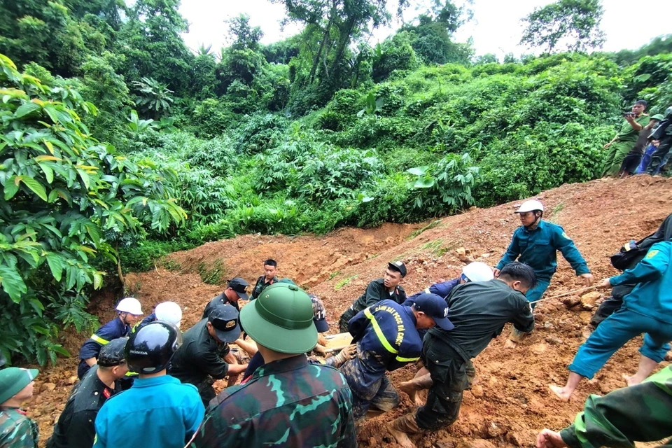 Các lực lượng chức năng tỉnh Hà Giang tập trung cao độ tìm kiếm các nạn nhân trong vụ sạt lở đất nghiêm trọng. (Ảnh: TTXVN)