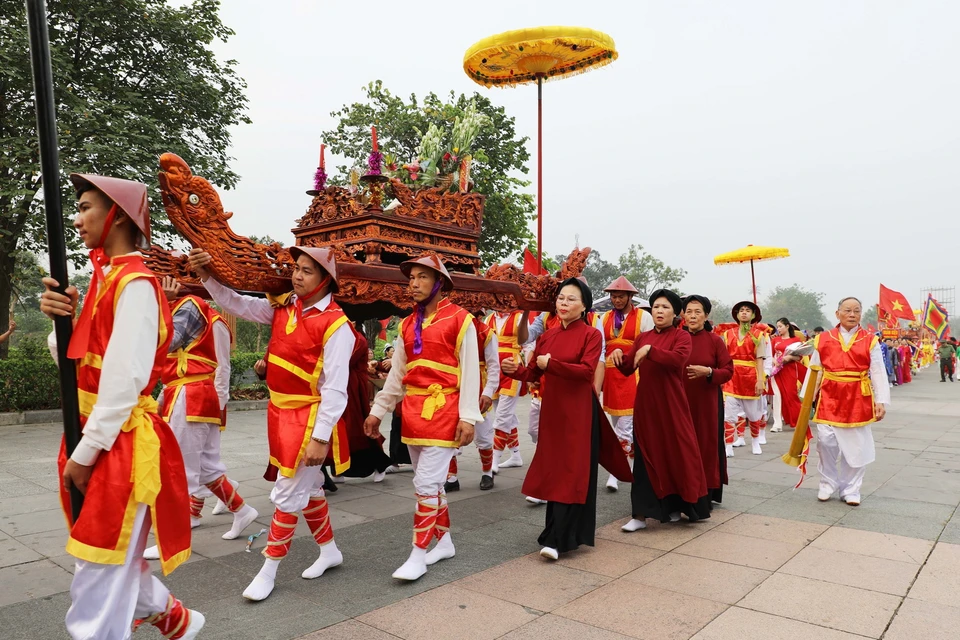 Nghi lễ rước kiệu về Đền Hùng trong dịp Giỗ Tổ Hùng Vương-Lễ hội Đền Hùng là nghi lễ truyền thống được các xã vùng ven di tích duy trì, bảo tồn hàng ngàn năm nay. (Ảnh: Tạ Toàn/TTXVN)