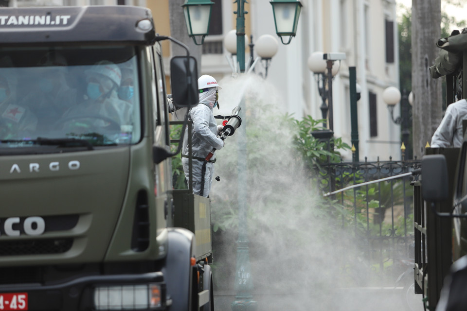 Sáng nay, các lực lượng phun khử khuẩn các khu vực quận Hoàn Kiếm (Ảnh: Hoàng Đạt/Vietnam+)