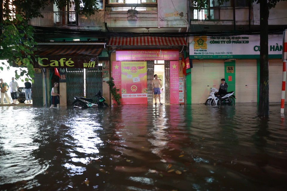 Một số nơi ngập sâu tới nửa mét. (Ảnh: Minh Sơn/Vietnam+)