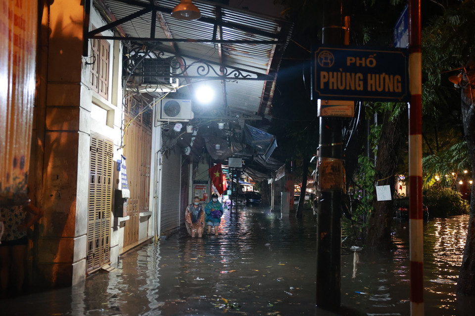 Nước ngập cao tại phố Phùng Hưng. (Ảnh: Minh Sơn/Vietnam+)