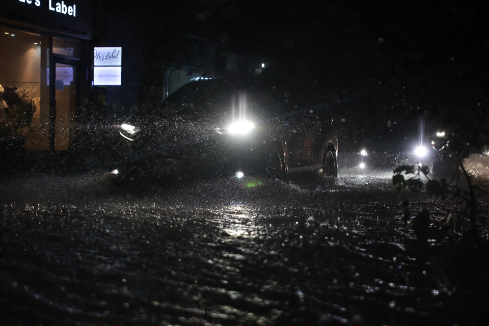 Nhiều nơi ngập sâu nửa bánh xe ôtô. (Ảnh: Minh Sơn/Vietnam+)