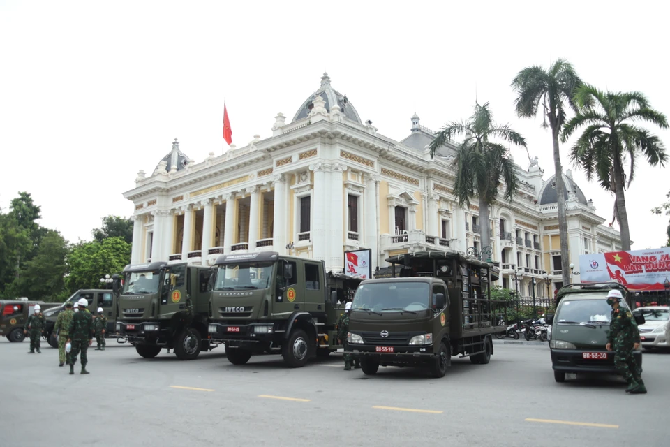 Sáng 26/7, Lữ đoàn 86 Binh Chủng hoá học phối hợp với Bộ tư lệnh Thủ đô thực hiện chiến dịch phun khử khuẩn diện rộng trên địa bàn Thủ đô phòng chống dịch COVID-19.(Ảnh: Lâm Phan/Vietnam+)