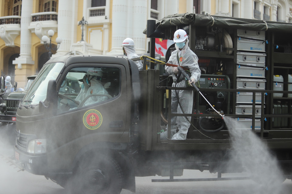Cụ thể tại trụ sở Ủy ban nhân dân thanh phố, trụ sở Thành uỷ và các tuyến phố Lý Thường Kiệt, Trần Hưng Đạo, các tuyến đường xung quanh phố cổ. (Ảnh: Hoàng Đạt/Vietnam+)