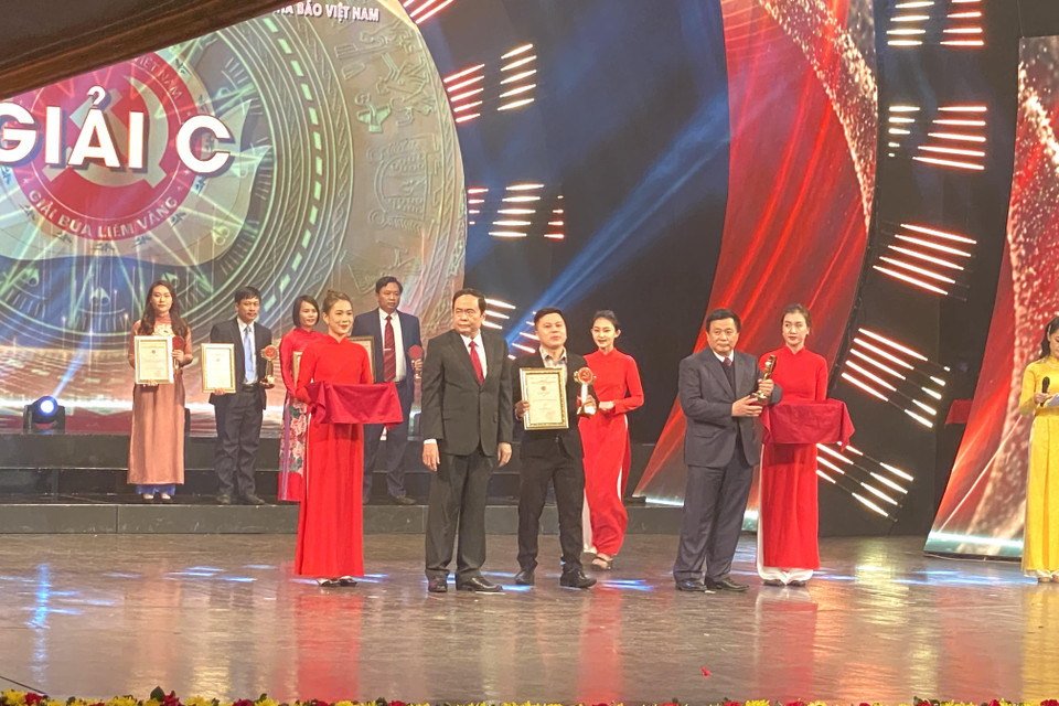 Phóng viên Võ Mạnh Hùng, Báo điện tử VietnamPlus nhận giải C. (Ảnh: Vietnam+)