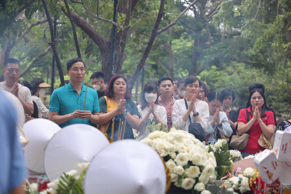 Báo Điện tử VietnamPlus dâng hương tại mộ người nữ anh hùng Võ Thị Sáu. (Ảnh: Hoài Nam/Vietnam+)