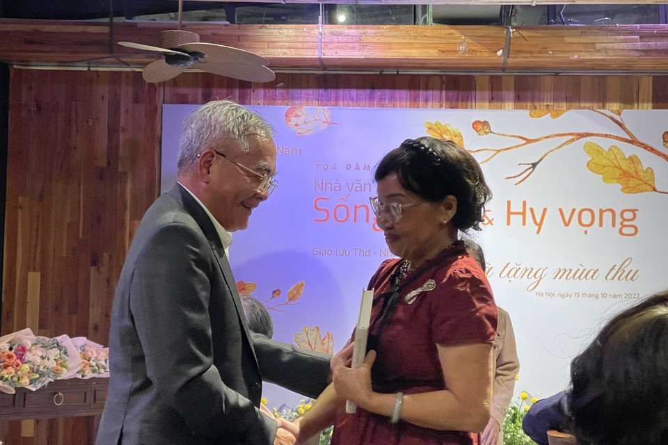 Nhà báo Nguyễn Hải Giang, Tổng Biên tập Tạp chí Việt Mỹ và nhà thơ Phan Thị Thanh Nhàn. (Ảnh: PV/Vietnam+)