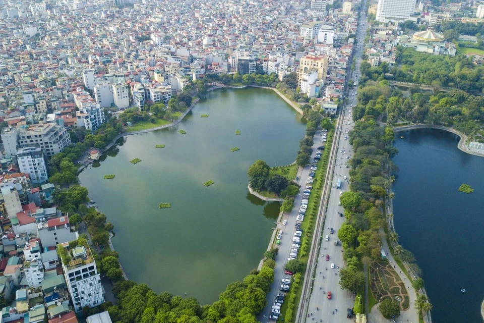 Hồ Ba Mẫu thuộc phường Phương Liên, quận Đống Đa, Hà Nội, nằm đối diện qua đường Lê Duẩn với hồ Bảy Mẫu. Đây là một tác phẩm trong bộ ảnh Những 'lá phổi xanh' của Hà Nội nhìn từ trên cao của tác giả Vũ Minh Đức. Bộ ảnh giành giải Nhất. 