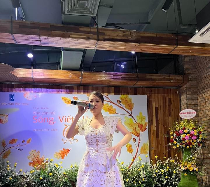 Ca sỹ Thu Thủy, Quán quân Sao Mai 2017, trình bày ca khúc Nốt nhạc mùa Thu. (Ảnh: PV/Vietnam+)