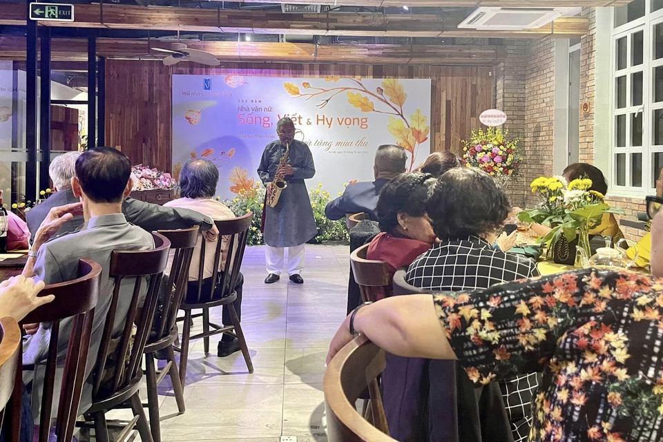 Nghệ sỹ Quyền Văn Minh biểu diễn độc tấu saxophone chào mừng chương trình giao lưu thơ-nhạc "Quà tặng mùa Thu." (Ảnh: PV/Vietnam+)