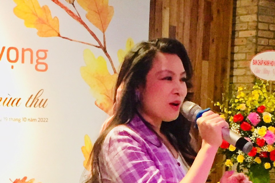 Nhà văn, dịch giả Di Li trong vai trò MC vô cùng duyên dáng. (Ảnh: PV/Vietnam+)