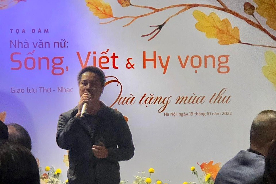 Nhà thơ Nguyễn Quang Hưng chia vui cùng các nhà văn nữ bằng một điệu quan họ rất ngọt ngào. (Ảnh: PV/Vietnam+)