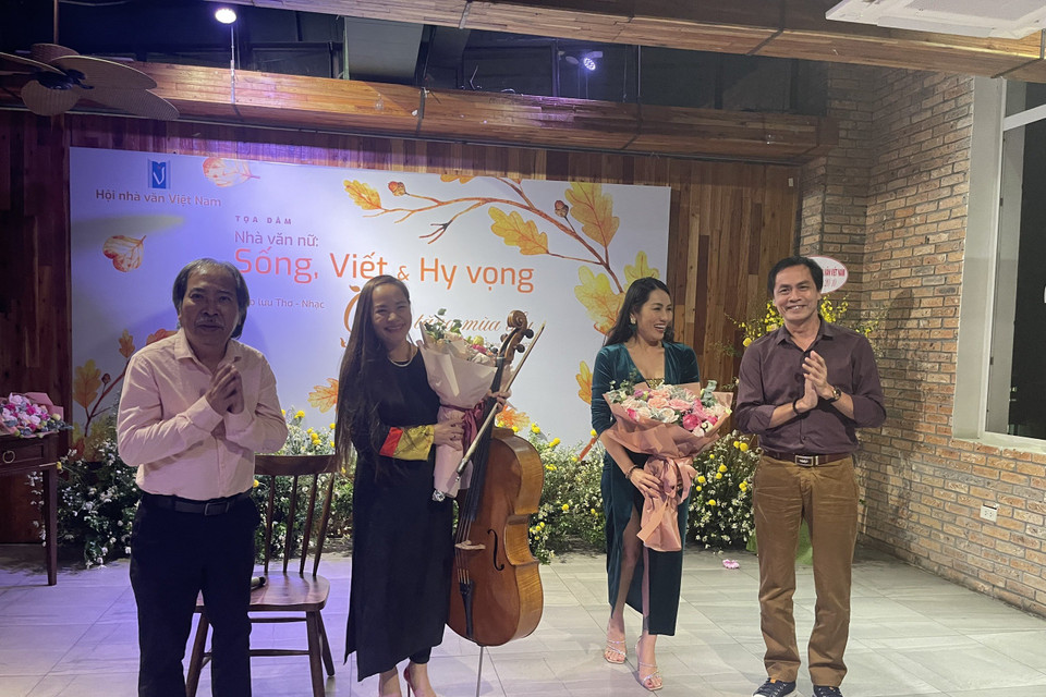 Từ trái sang: Nhà thơ Nguyễn Quang Thiều, nghệ sỹ cello Đinh Hoài Xuân, ca sỹ Minh Thu và nhà thơ Hữu Việt. (Ảnh: PV/Vietnam+)