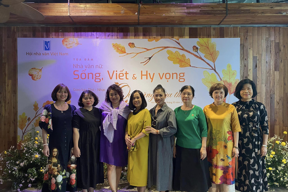 Các nhà văn, nhà thơ nữ tham gia chương trình. (Ảnh: PV/Vietnam+)
