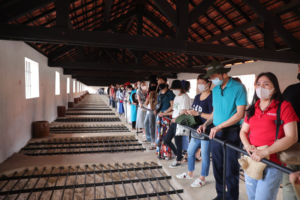 Báo Điện tử VietnamPlus thăm Di tích Chuồng cọp-Nhà tù Côn Đảo nơi thực dân Pháp giam giữ và tra tấn dã man những người tù chính trị, những chiến sĩ cách mạng yêu nước. (Ảnh: Hoài Nam/Vietnam+)
