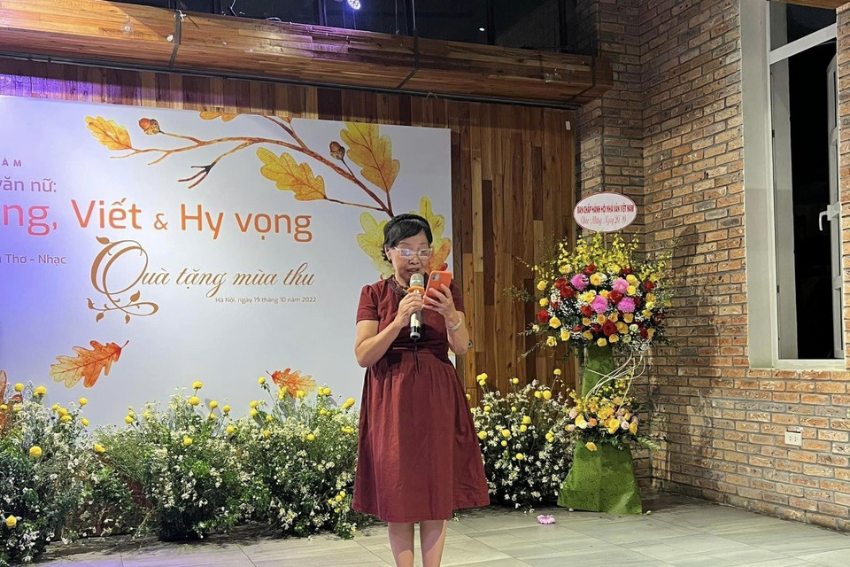 Nhà thơ Phan Thị Thanh Nhàn vẫn rất trẻ trung và nhiều bút lực ở tuổi 80. (Ảnh: PV/Vietnam+)