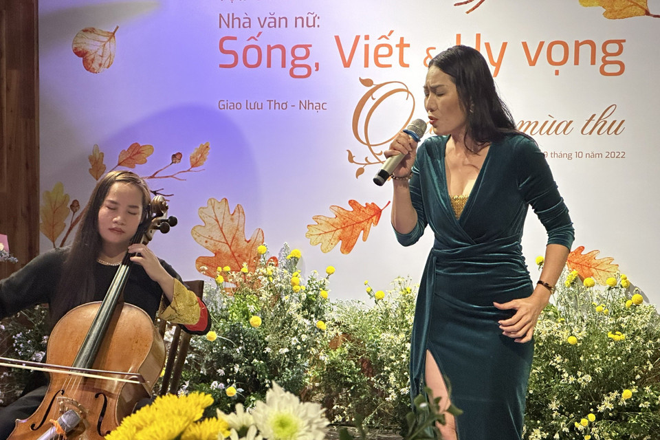 Nghệ sỹ Đinh Hoài Xuân (trái) và ca sỹ-nghệ sỹ ưu tú Minh Thu. (Ảnh: PV/Vietnam+)