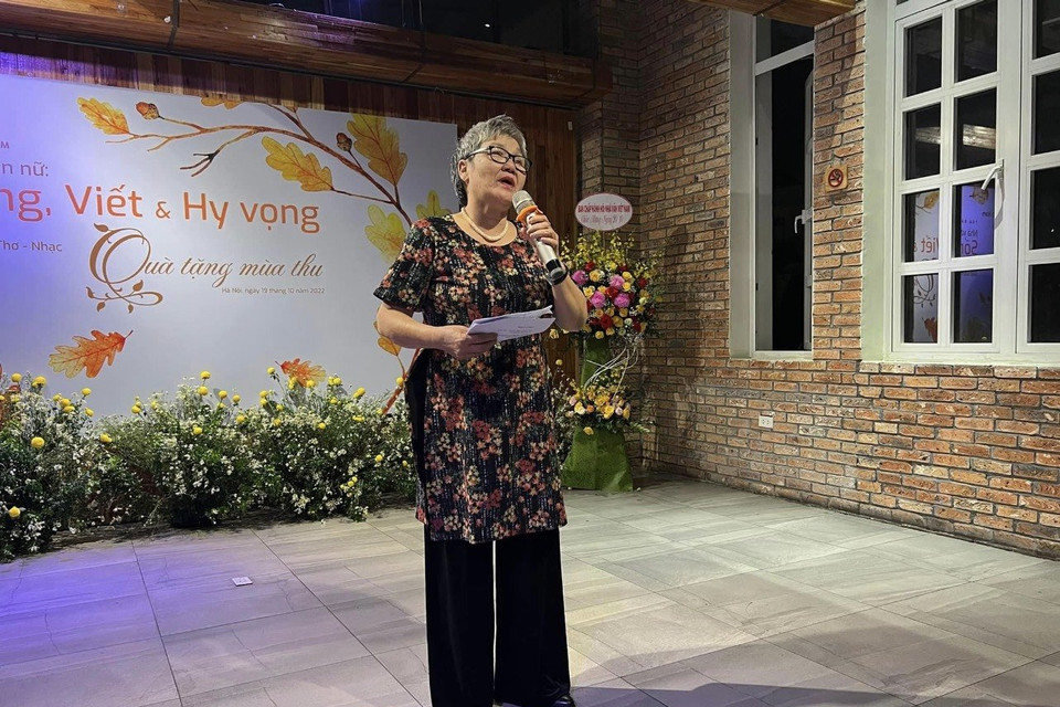 Nhà thơ Hoàng Việt Hằng đọc tác phẩm. (Ảnh: PV/Vietnam+)