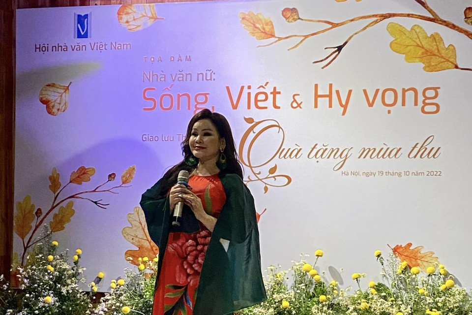 Nghệ sỹ Băng Tâm ngâm bài 'Thơ tình cuối mùa thu' của nhà thơ Xuân Quỳnh. (Ảnh: PV/Vietnam+)