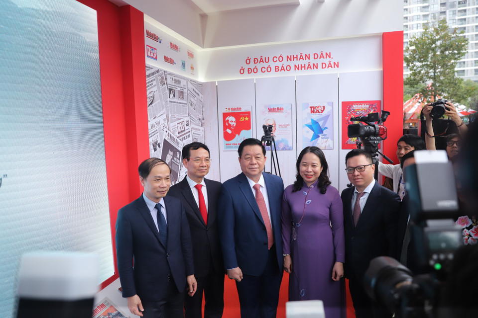 Bí thư Trung ương Đảng, Trưởng Ban Tuyên giáo Trung ương Nguyễn Trọng Nghĩa; Phó Chủ tịch nước Võ Thị Ánh Xuân và các đại biểu thăm quầy báo Báo Nhân dân. (Ảnh: Hoài Nam/Vietnam+)