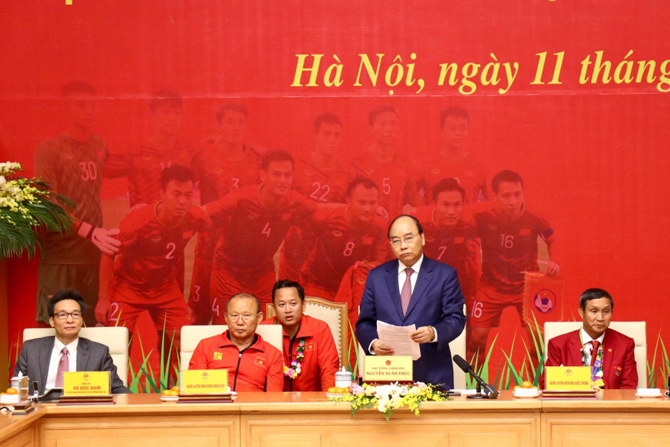 Thủ tướng Nguyễn Xuân Phúc phát biểu chào mừng các đội tuyển bóng đá nam và nữ đã mang vinh quang về cho Tổ quốc. (Ảnh: Dương Giang/TTXVN)