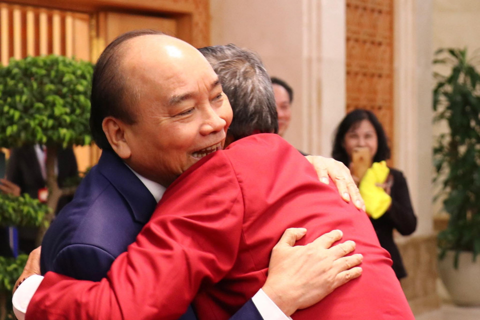 Thủ tướng Nguyễn Xuân Phúc chúc mừng huấn luyện viên Mai Đức Chung. (Ảnh: Nguyên An/Vietnam+)