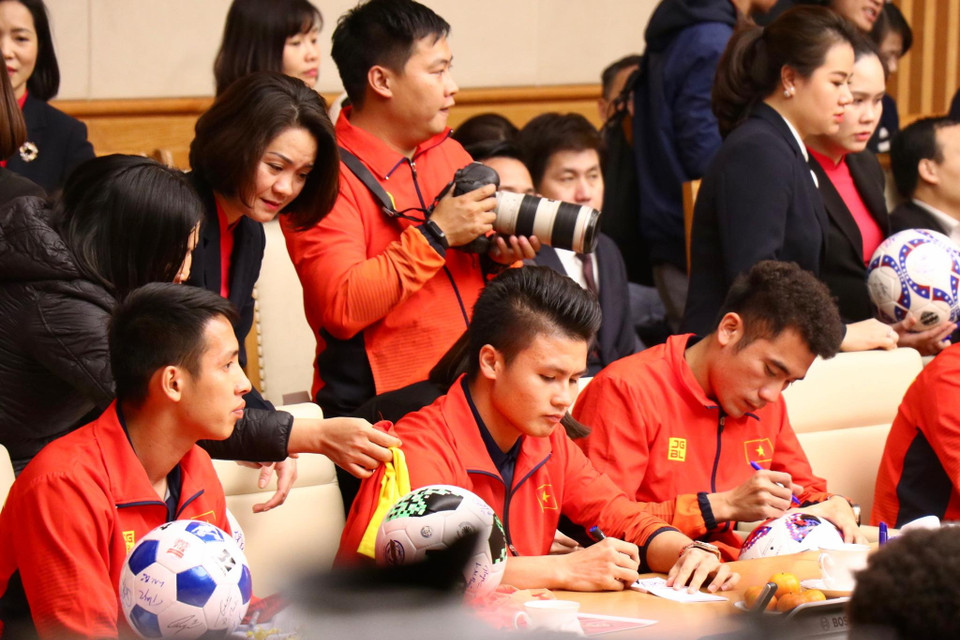 Các cầu thủ U22 Việt Nam ký tặng. (Ảnh: Nguyên An/Vietnam+)