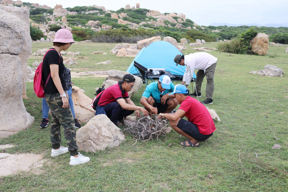 Du khách tham gia cắm trại, giải trí tại công viên viên đá Vườn quốc gia Núi Chúa. (Ảnh: Nguyễn Thành/TTXVN)
