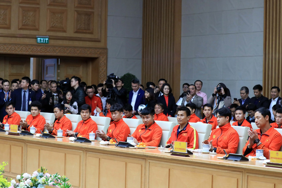 Các tuyển thủ bóng đá U22 nam quốc gia và thành viên Ban huấn luyện tại buổi gặp mặt. (Ảnh: Thống Nhất/TTXVN)