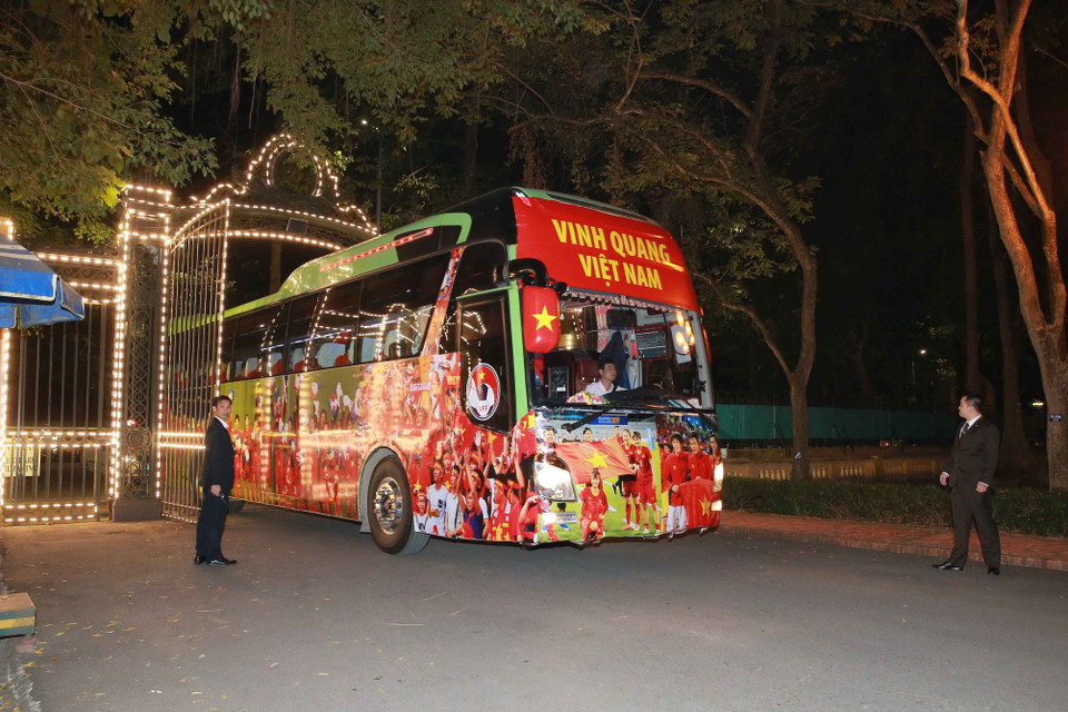 Xe chở đoàn thể thao Việt Nam SEA Games 30 vào cổng trụ sở Chính phủ. (Ảnh: Doãn Tấn/TTXVN)