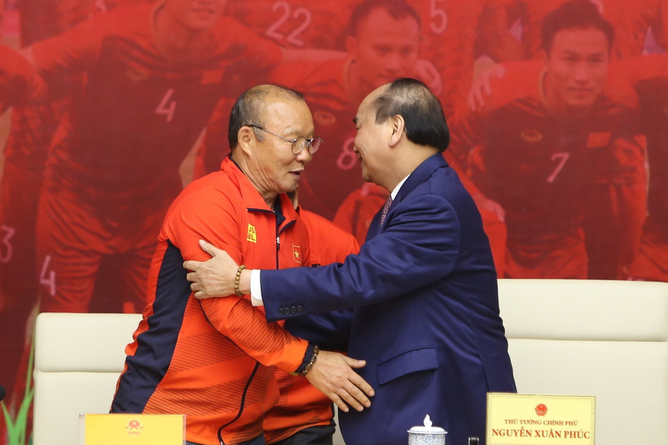 Thủ tướng Nguyễn Xuân Phúc và Huấn luyện viên đội tuyển bóng đá nam Park Hang-seo. (Ảnh: Dương Giang/TTXVN)