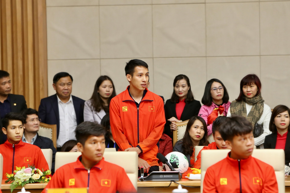 Tiền vệ Đỗ Hùng Dũng, thay mặt đội tuyển bóng đá U22 nam phát biểu. (Ảnh: Dương Giang/TTXN)