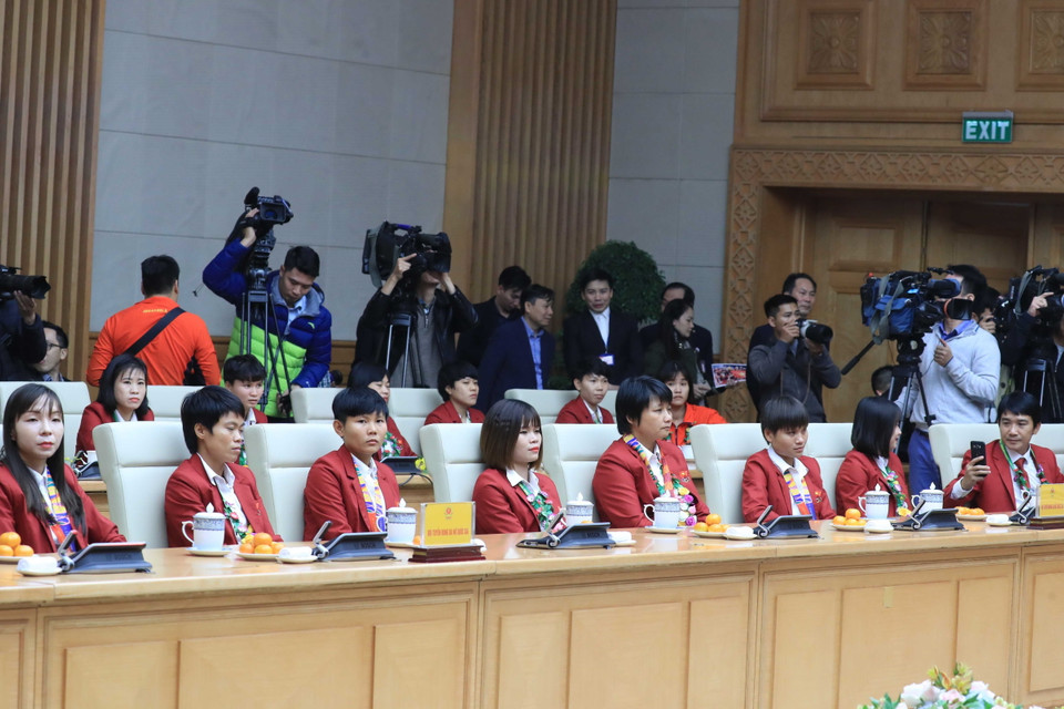 Các tuyển thủ bóng đá nữ quốc gia tại buổi gặp mặt. (Ảnh: Thống Nhất/TTXVN)