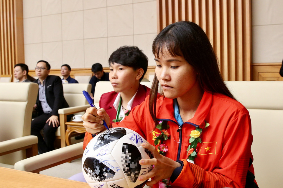 Các cầu thủ đội tuyển bóng đá nữ ký tặng. (Ảnh: Dương Giang/TTXVN)