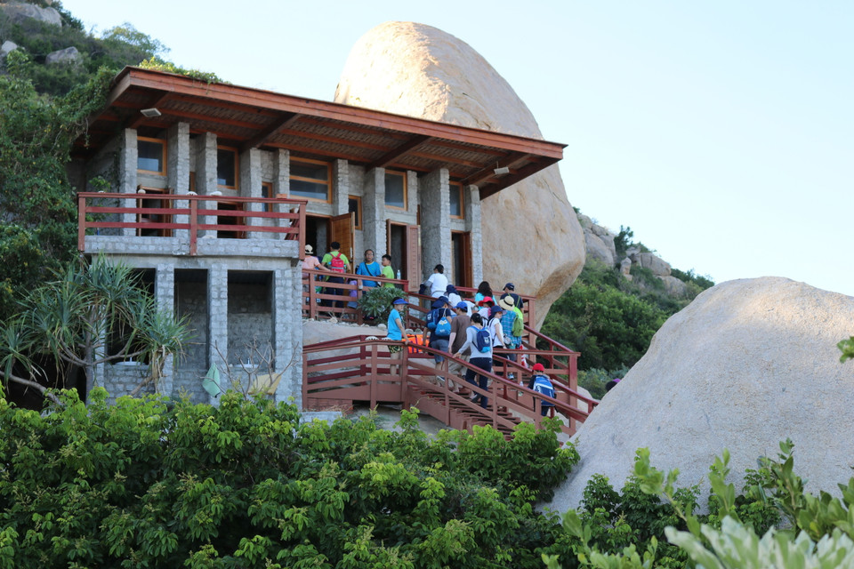 Du khách tham quan nhà bảo tồn rùa biển ở Vườn quốc gia Núi Chúa. (Ảnh: Nguyễn Thành/TTXVN)