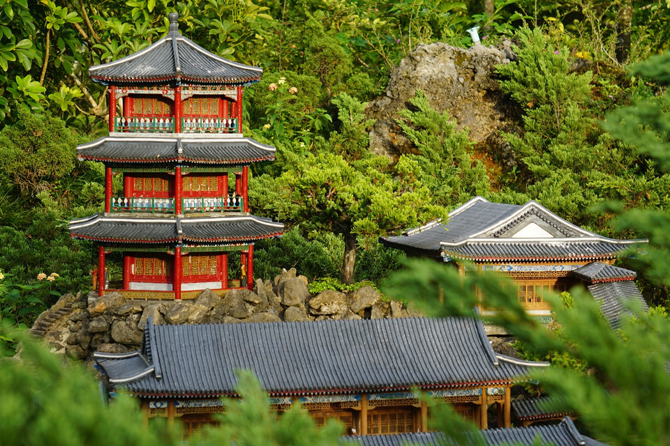 Toàn bộ các công trình tại đây đều được xây dựng với những đường nét khéo léo và tinh tế đến độ hoàn hảo, khiến những du khách khó tính nhất cũng phải mê mẩn. (Ảnh: Trần Long/Vietnam+) 