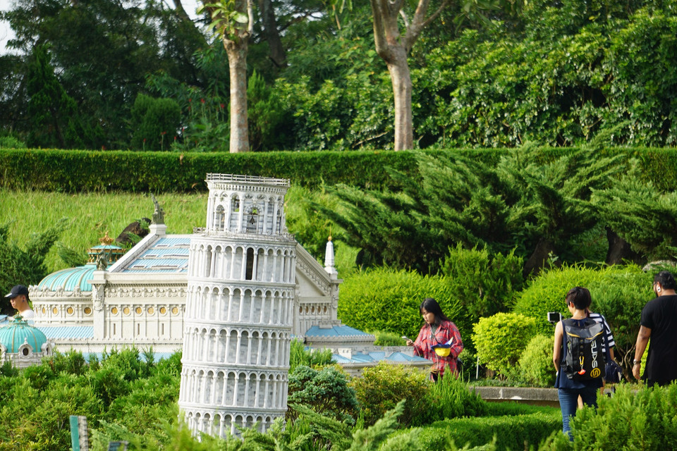 Nếu là một dân đam mê mô hình thu nhỏ thứ thiệt, hay từng đổ tiền vào thú chơi đẳng cấp 'roombox' (nhà mô hình thu nhỏ), bạn sẽ bị chinh phục hoàn toàn khi lạc vào khu rừng cổ tích này. (Ảnh: Trần Long/Vietnam+)