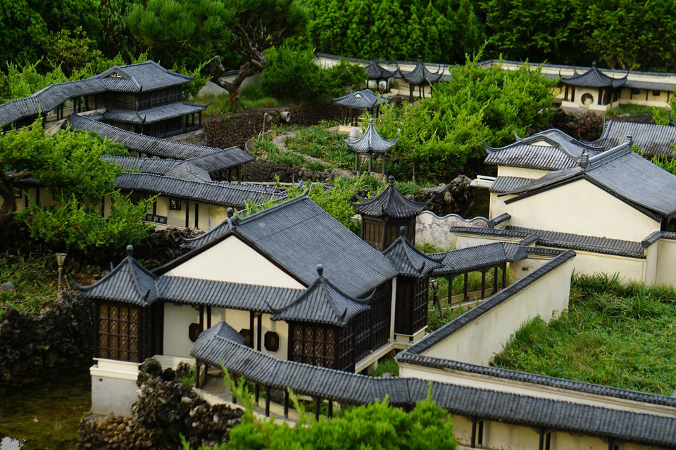 Nếu là một dân đam mê mô hình thu nhỏ thứ thiệt, hay từng đổ tiền vào thú chơi đẳng cấp 'roombox' (nhà mô hình thu nhỏ), bạn sẽ bị chinh phục hoàn toàn khi lạc vào khu rừng cổ tích này. (Ảnh: Trần Long/Vietnam+)