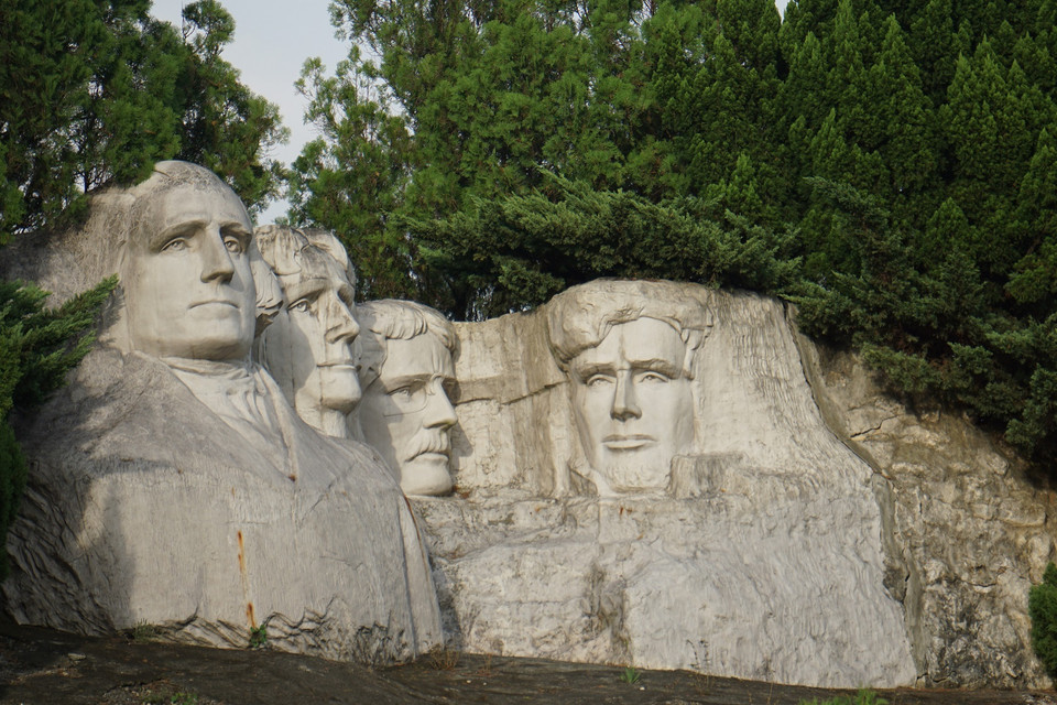 Quần thể tác phẩm điêu khắc 4 vị Tổng thống Hoa Kỳ (George Washington, Thomas Jefferson, Theodore Roosevelt, Abraham Lincoln) được trên núi Rushmore (bang South Dakota-Hoa Kỳ). (Ảnh: Trần Long/Vietnam+)